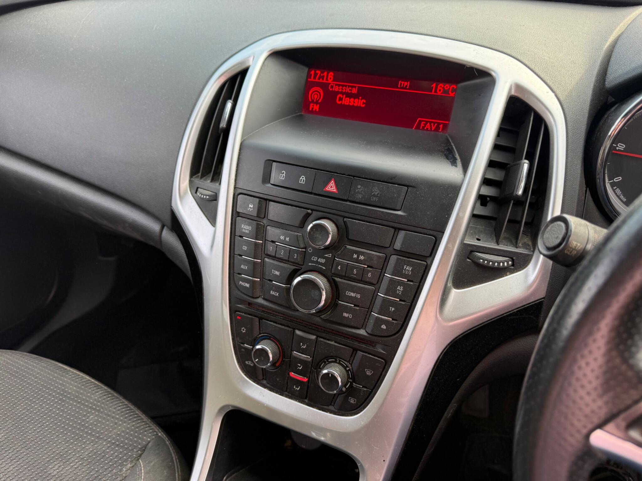 Vauxhall Astra 1.7 CDTi ecoFLEX SRi Sports Tourer Euro 5 5dr — photo 86 of 86